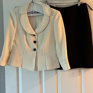 Tahari women’s jacket and skirt suit. Size 6P